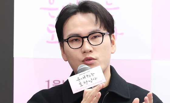 취재진 질문에 답하는 함영걸 PD