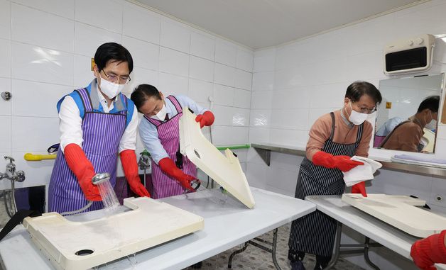 휠체어용 식판 받침대 세척 봉사하는 김민재 행안부 차관