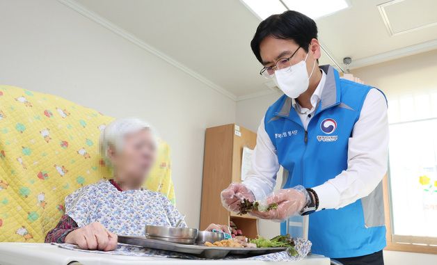 요양원 어른신 식사 챙기는 김민재 행안부 차관