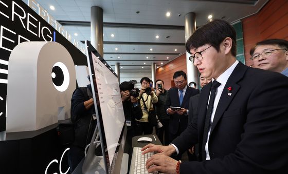 SKT 부스 찾은 하정우 AI 수석