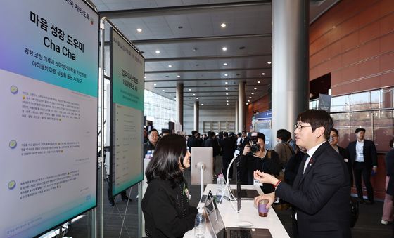 네이버클라우드 부스 찾은 하정우 AI 수석