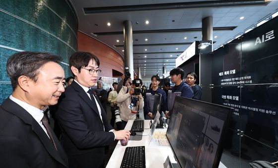 NC AI 부스 찾은 하정우 AI 수석