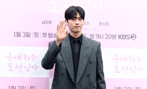 홍민기, 훤칠 미남