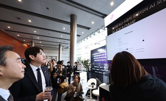 LG AI리서치 부스 찾은 하정우 AI수석