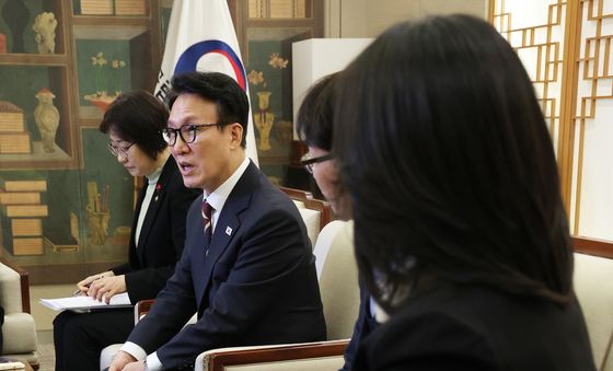 배리어프리 키오스크 간담회에서 발언하는 김민석 총리