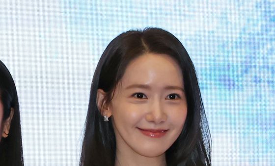 기념촬영하는 김윤아