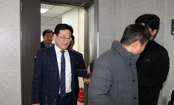 원내대표 자리 공석... 더불어민주당 3선 모임 마친 의원들