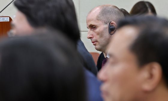 의원 질의 듣는 해롤드 로저스 쿠팡 대표이사