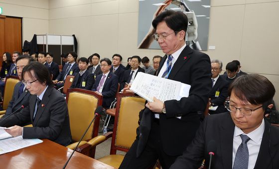 자리에 앉는 김영훈 고용노동부 장관