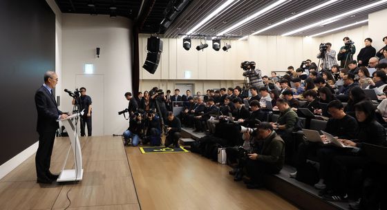 무단 소액결제와 해킹 관련 사과하는 김영섭 KT 사장