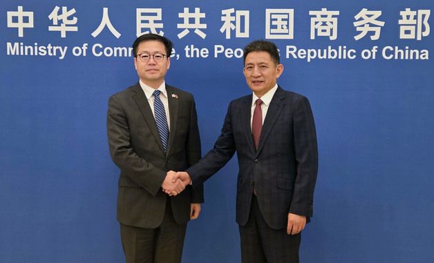 중국 상무부 국제무역협상대표와 기념 촬영하는 여한구 통상교섭본부장