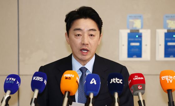 폴란드 다연장로켓 계약 관련 브리핑 하는 강훈식 비서실장