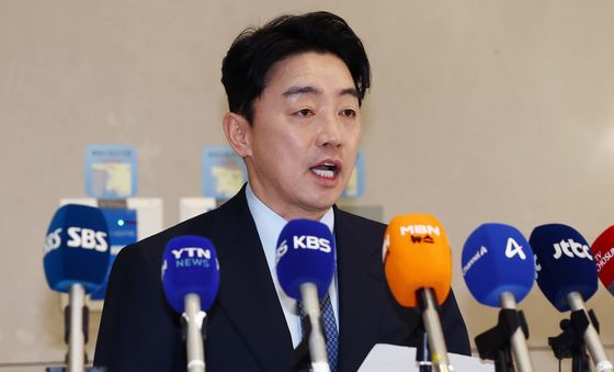 폴란드 다연장로켓 계약 성과 브리핑 하는 강훈식 비서실장