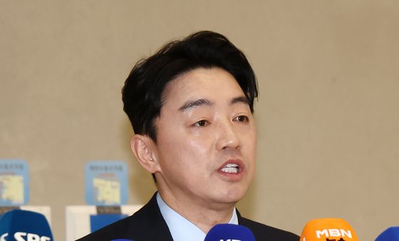 폴란드 다연장로켓 계약 성과 브리핑 하는 강훈식 비서실장