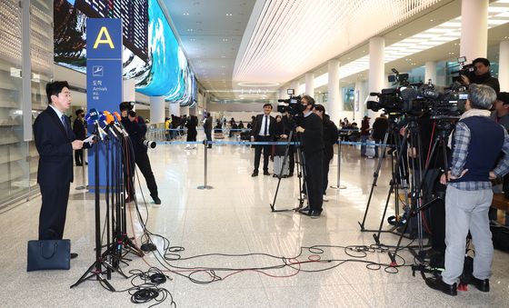 폴란드 1박3일 일정 마치고 귀국한 강훈식 비서실장