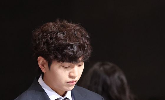 '2025 SBS 연예대상' 레드카펫 진행 준비하는 유재필