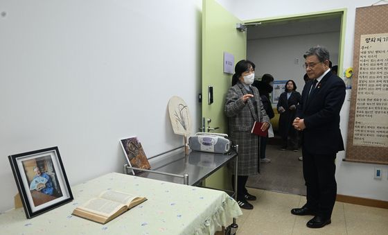 소록도병원 치료실 살펴보는 허민 국가유산청장