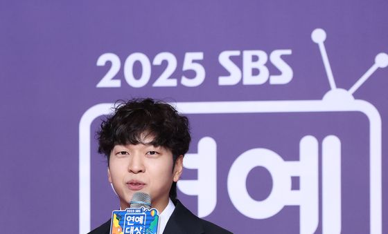 유재필 '2025 SBS 연예대상' 레드카펫 MC