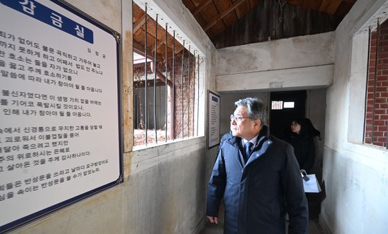 구 소록도갱생원 감금실 살펴보는 허민 국가유산청장