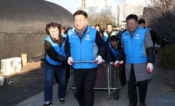 연탄 나누는 윤호중 행안부 장관