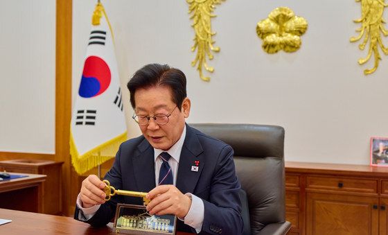 이재명 대통령, '백악관 황금 열쇠' 손에 들고