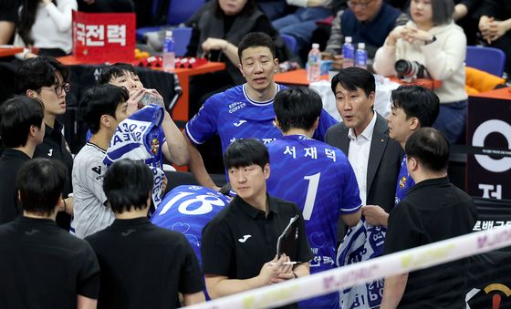 작전 지시하는 한국전력 권영민 감독