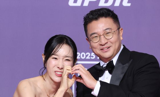 이지혜·문재완 부부, 알콩달콩 하트