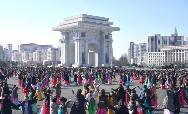 북한 여맹원들, 김정은 '군 최고사령관 14주년' 맞아 무도회 진행