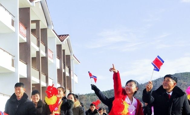 새 주택 입주하는 北 안악군·삼천군 주민들