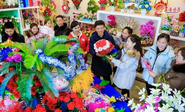 북한 "새해 앞두고 흥성이는 꽃매대들" 선전