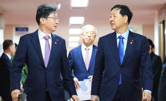 대화 나누는 구윤철 부총리·이억원 금융위원장