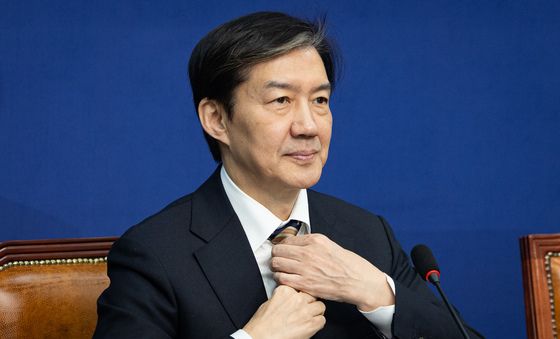 넥타이 고쳐 매는 조국