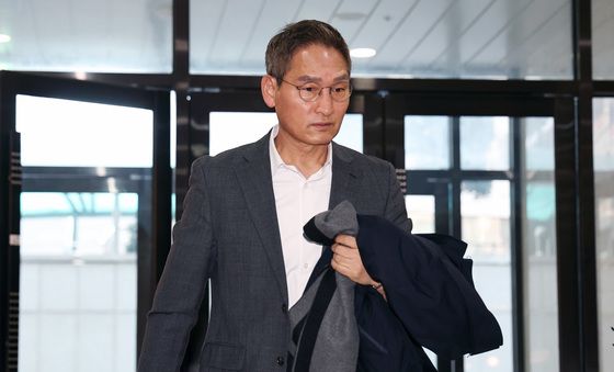 출근하는 안권섭 특별검사