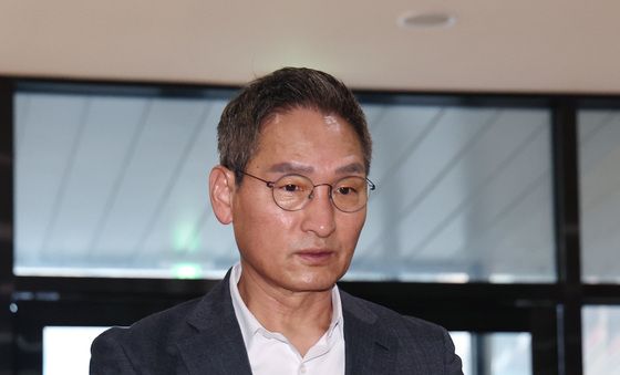 사무실 출근하는 안권섭 특별검사