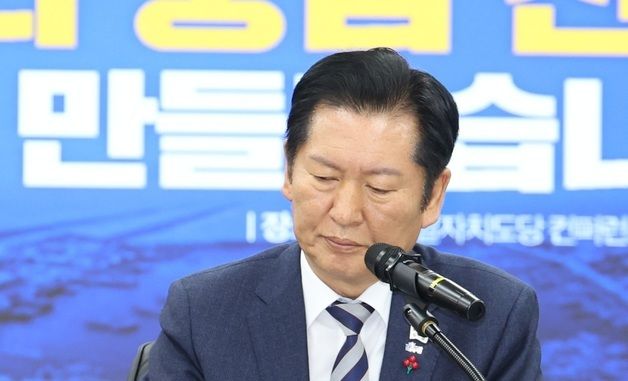 의사봉 두드리는 정청래 대표