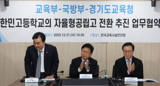 인사하는 안규백 장관