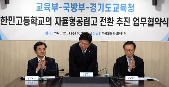 인사하는 최교진 장관