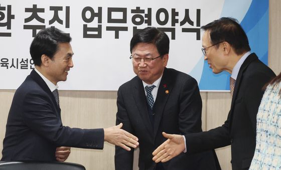 인사하는 안규백·최교진·임태희