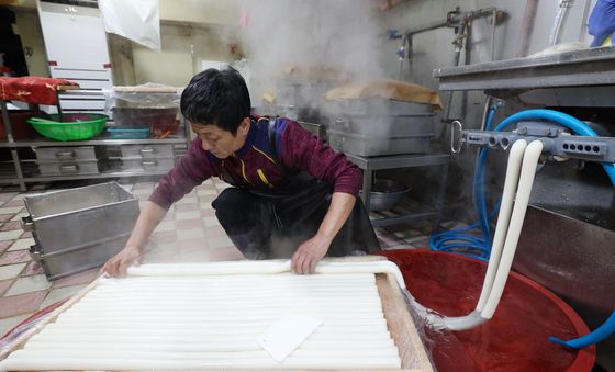 모락모락 김 올라오는 방금 나온 가래떡