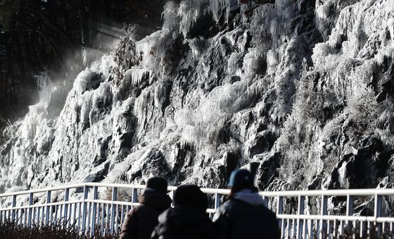 한파에 꽁꽁 얼어버린 빙벽