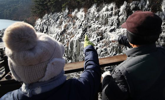 한파에 꽁꽁 얼어버린 빙벽