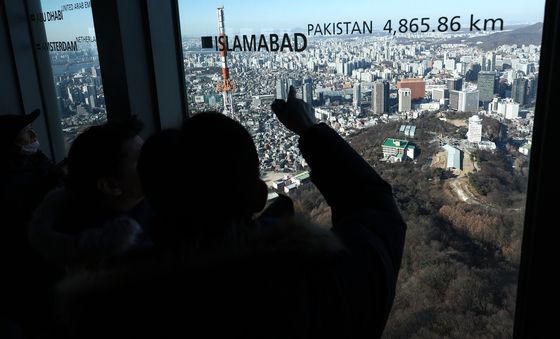 '삼중 규제'에 지난달 서울 아파트 거래량 60% 급감