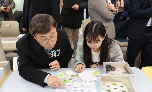 학생 참여 프로그램 참관하는 정근식 서울시교육감