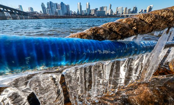 얼음 '꽁꽁' 한파 찾아온 서울