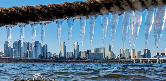 맹추위에 얼어붙은 한강