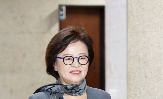 원내대표 선관위 회의 향하는 진선미 위원장
