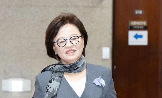 회의 향하는 진선미 위원장