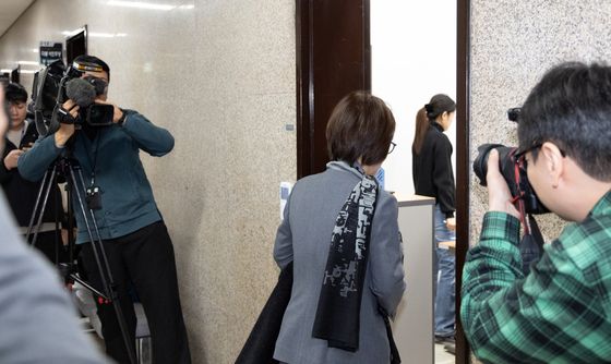 비공개 선관위 회의 향하는 진선미 위원장