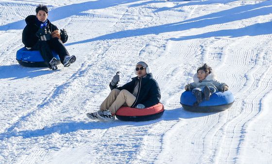 한강공원에서 즐기는 눈썰매