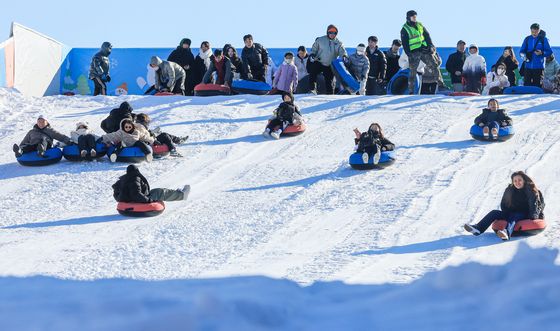 한강공원에 개장한 눈썰매장